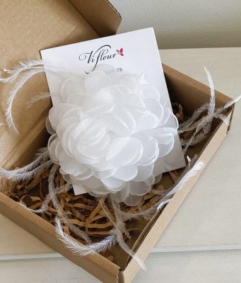 Hoa cài áo thủ công màu trắng