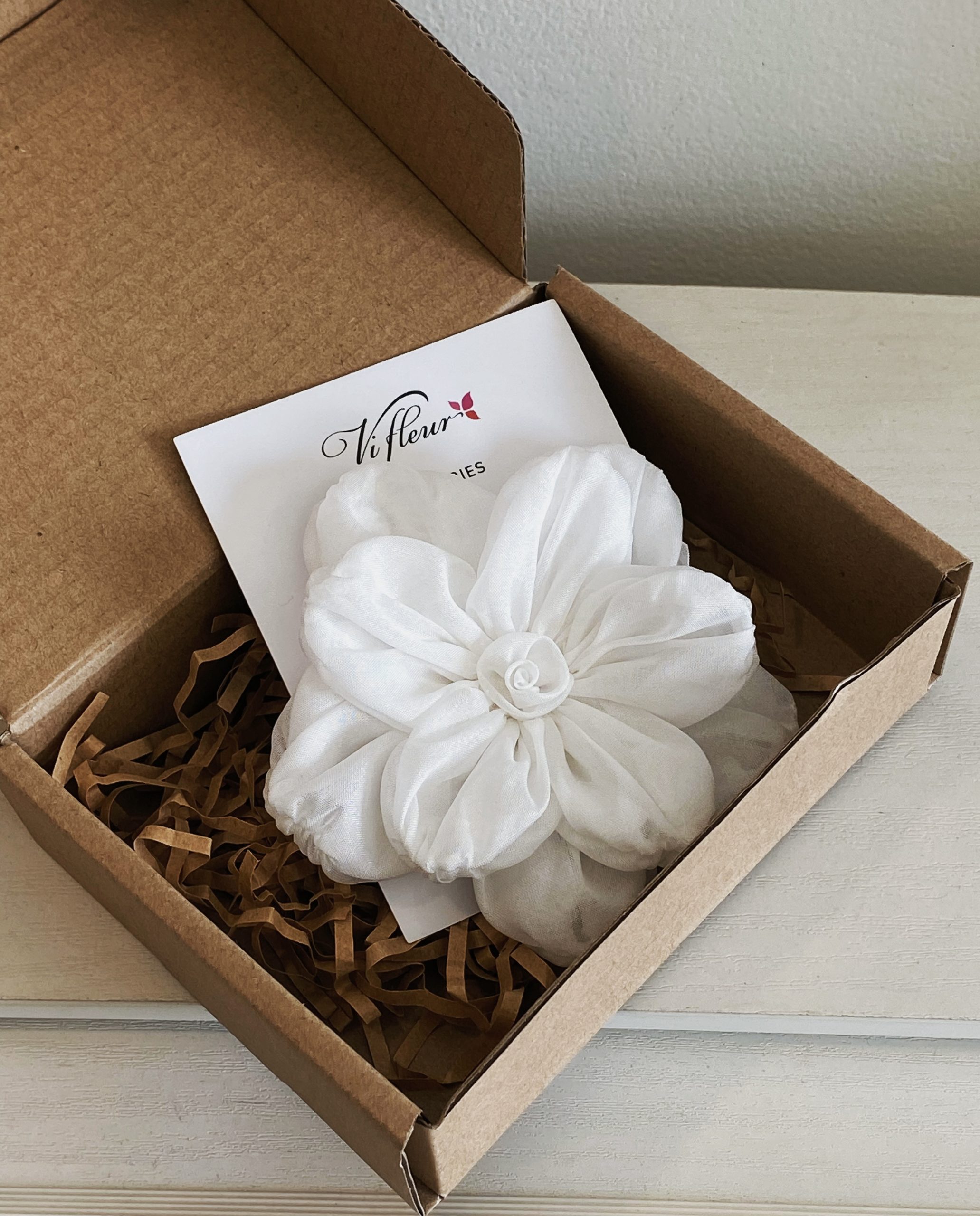 Hoa cài thủ công trắng