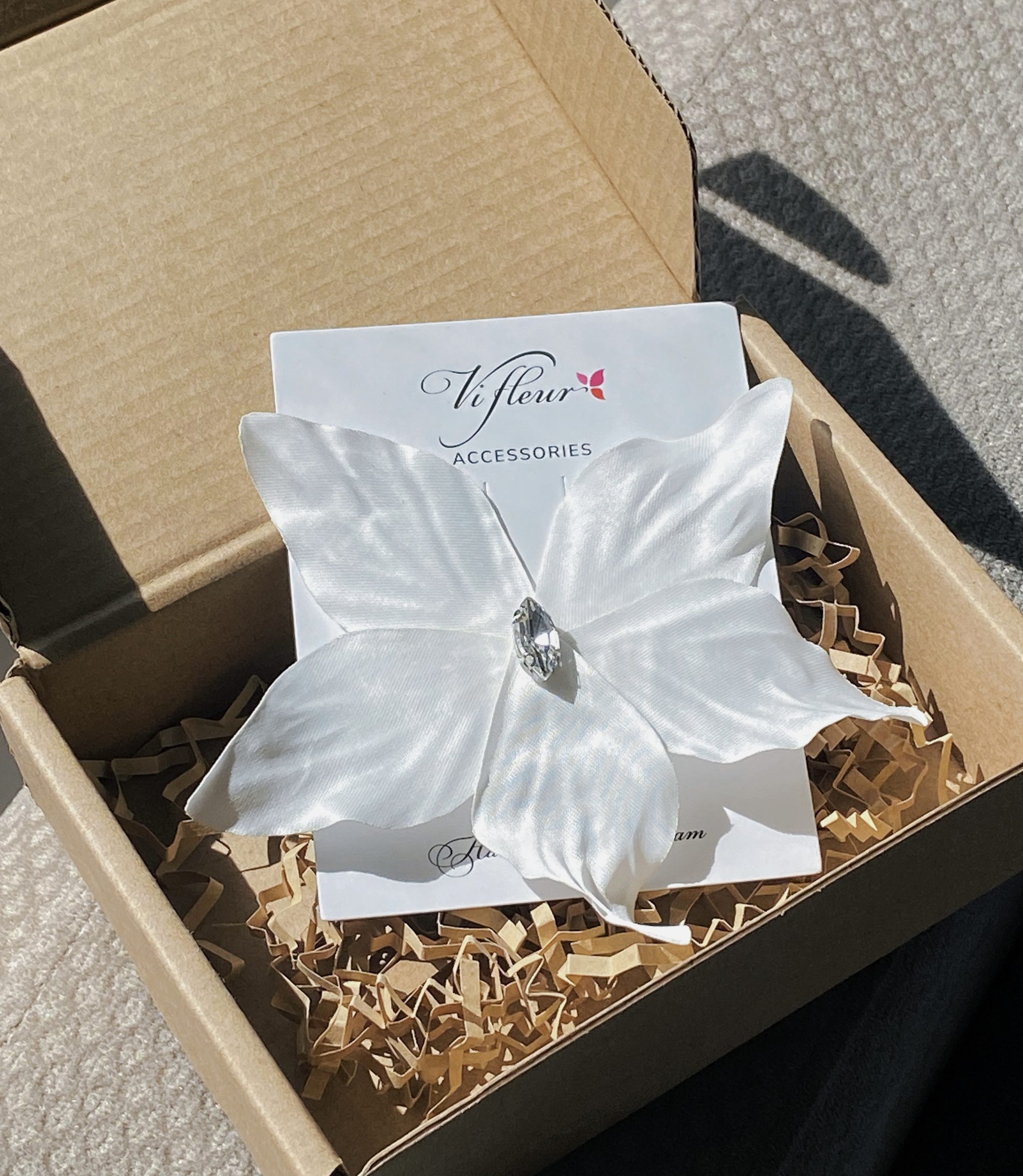 Hoa cài thủ công trắng