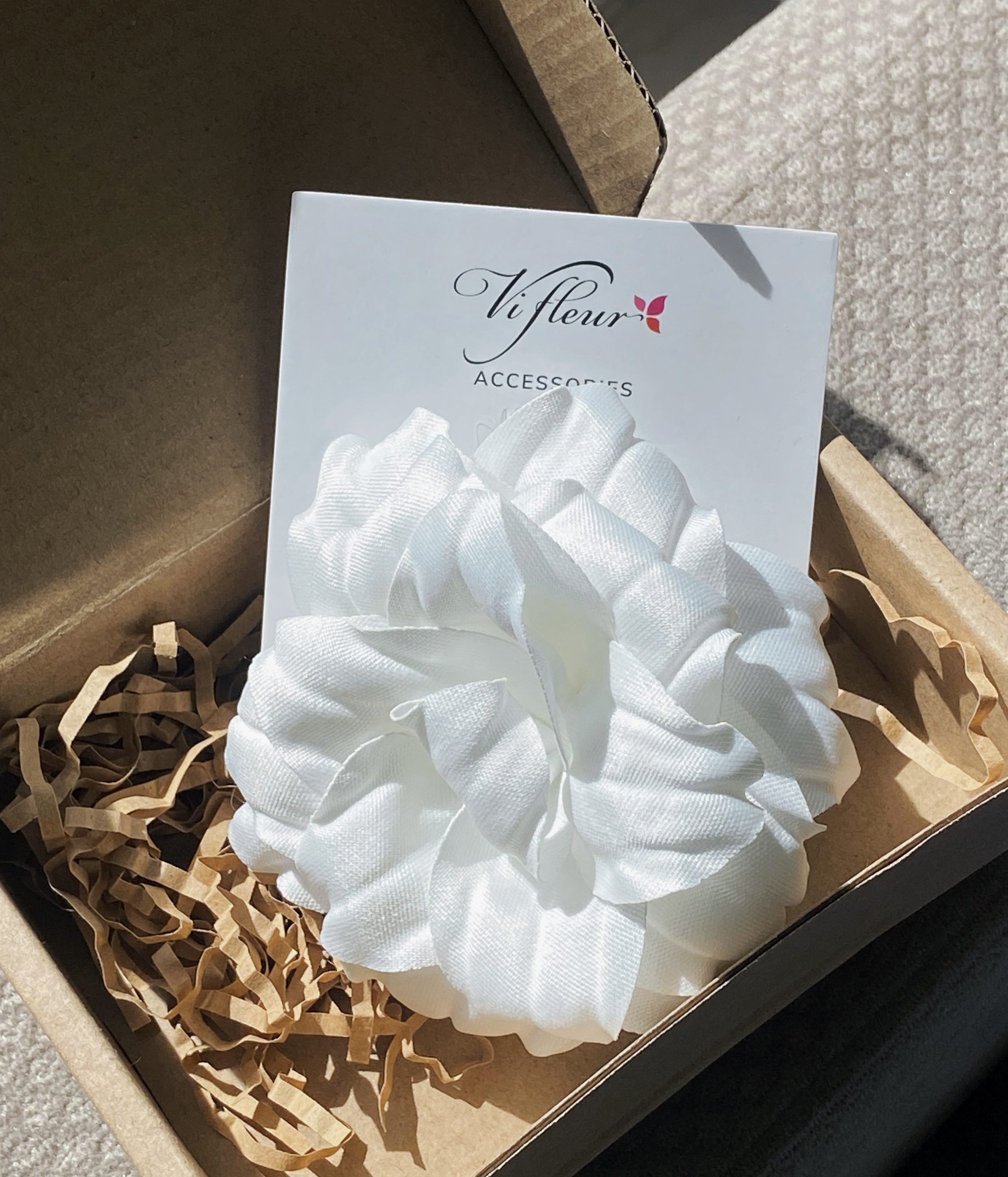 Hoa cài thủ công trắng