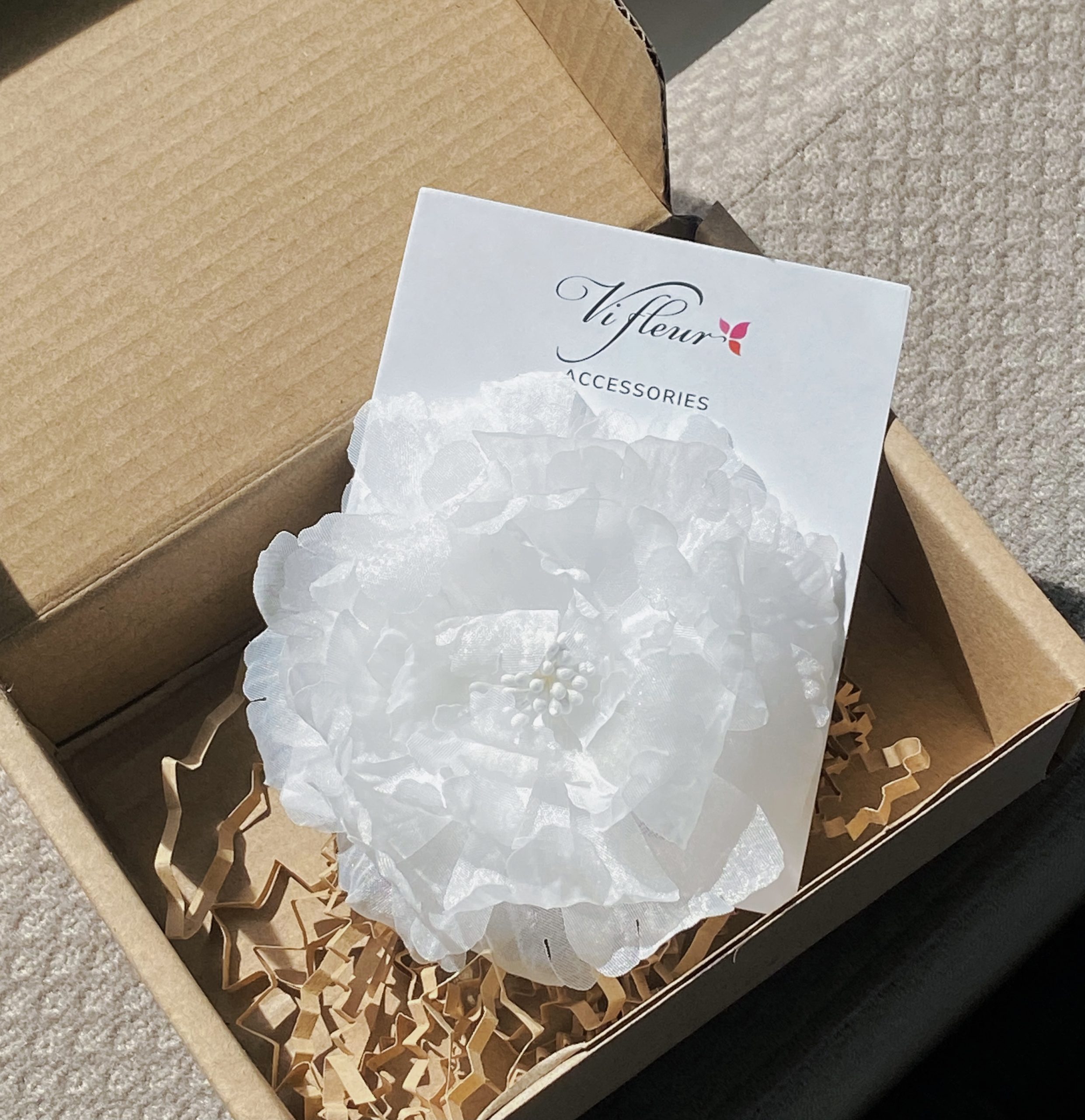 Hoa cài thủ công trắng