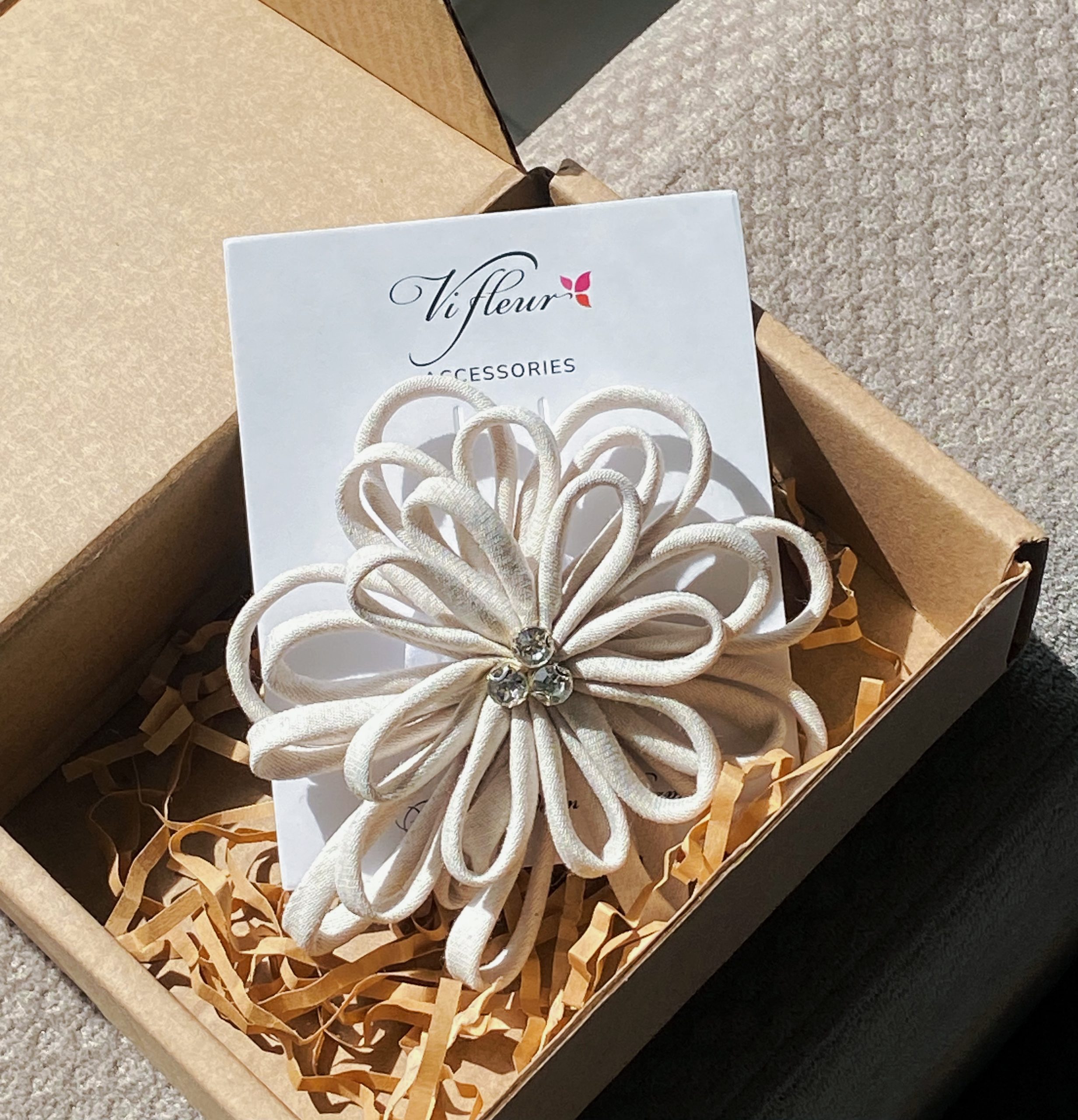 Hoa cài thủ công trắng