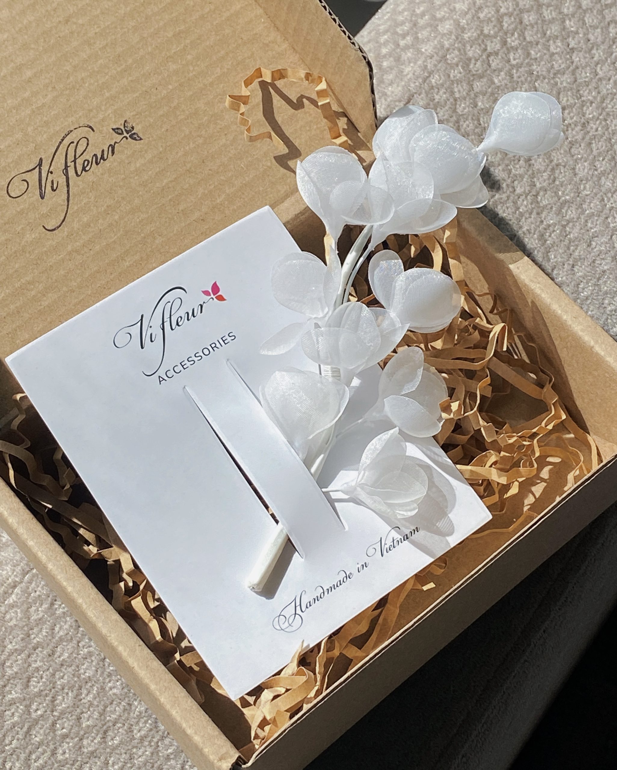 Hoa cài thủ công trắng