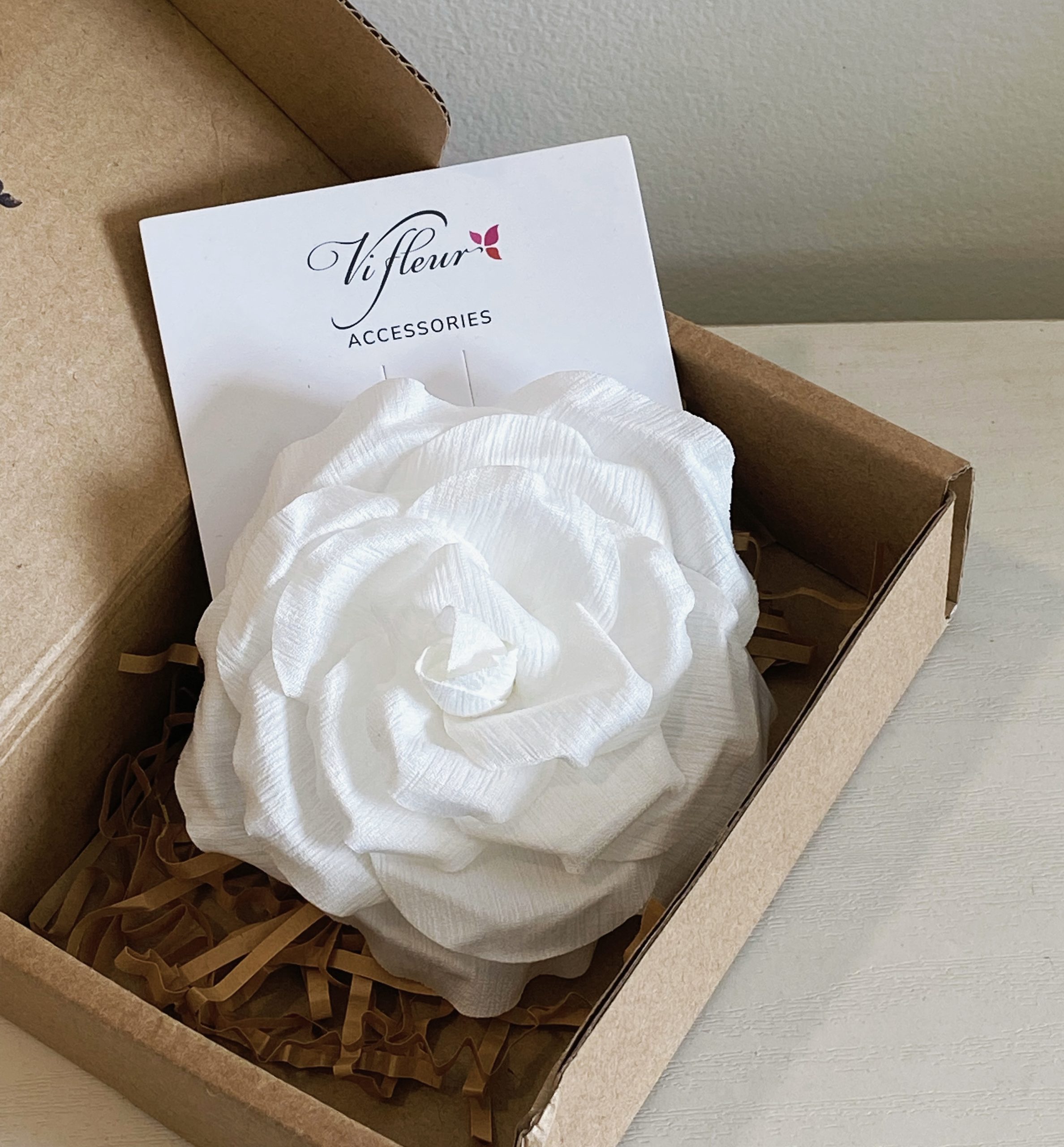 Hoa cài thủ công trắng