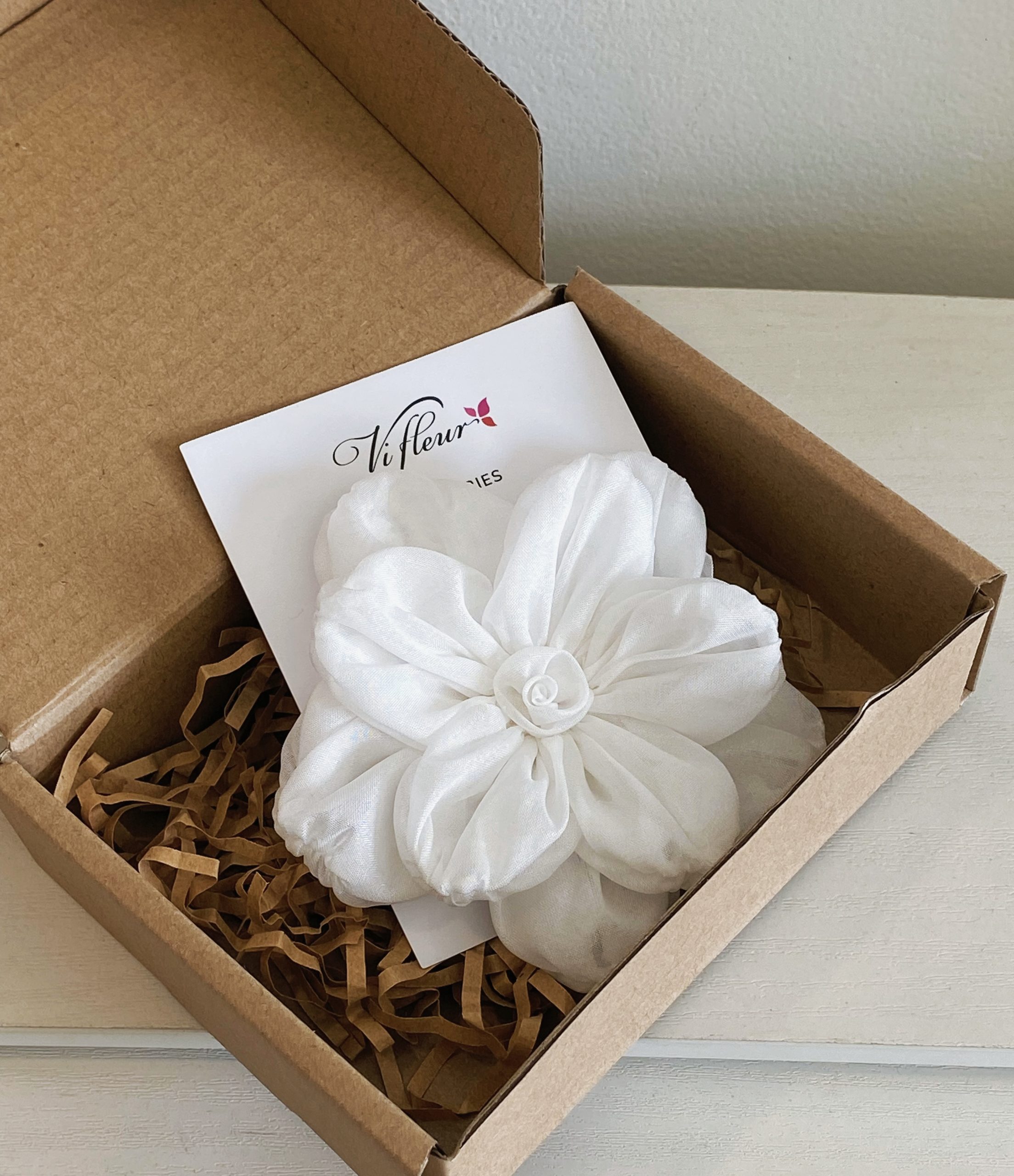 Hoa cài thủ công trắng