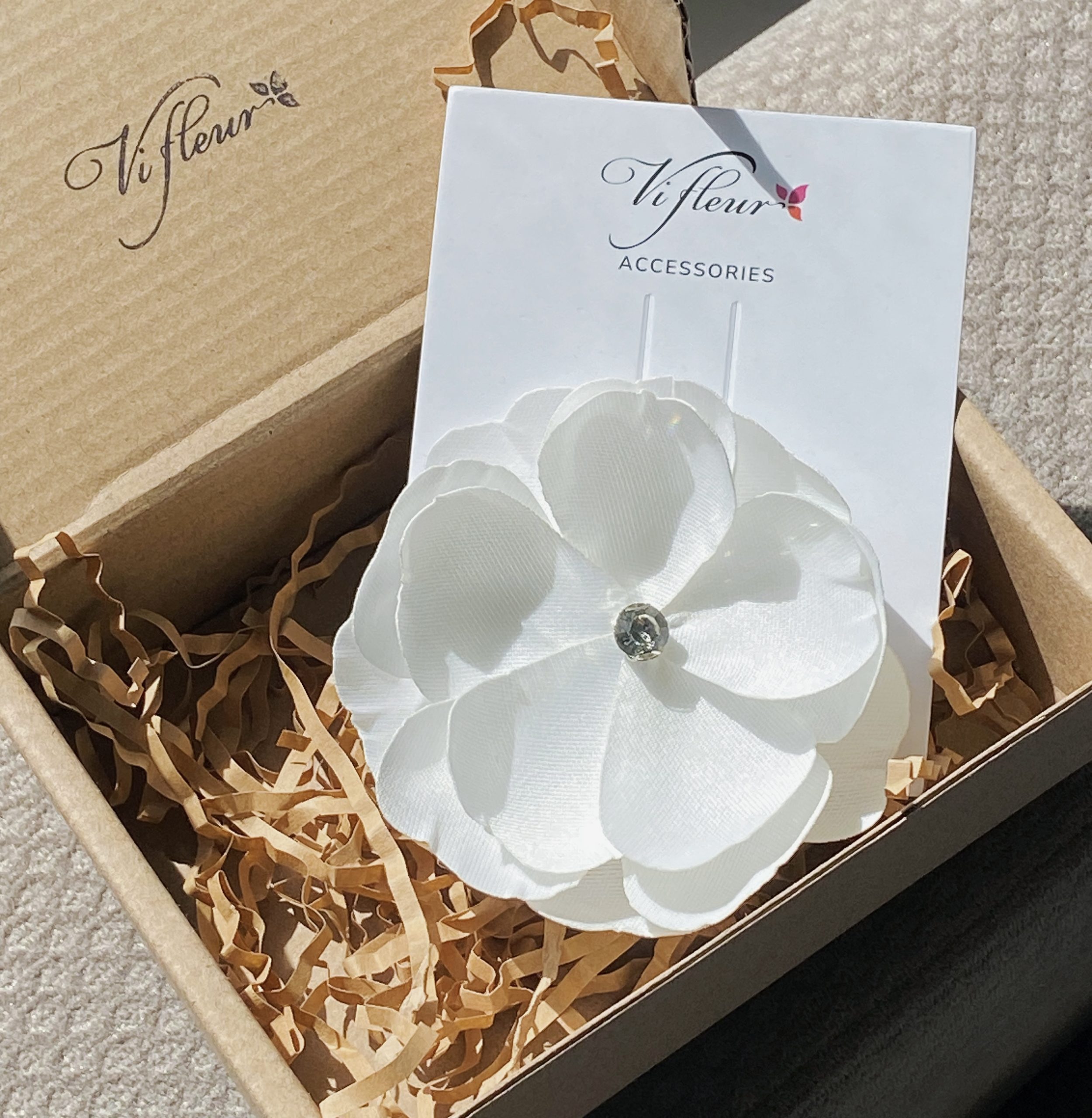 Hoa cài thủ công trắng