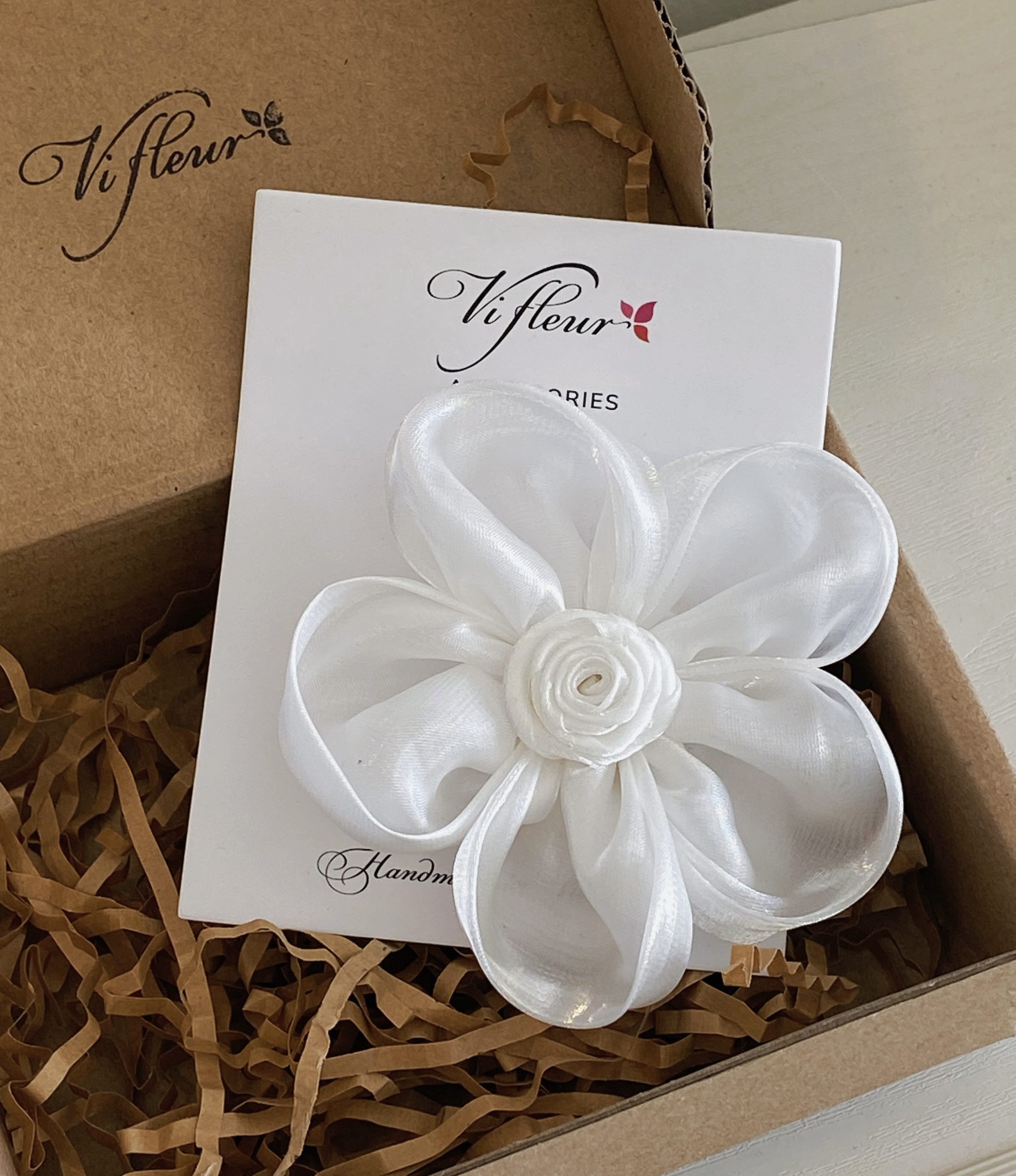 Hoa cài thủ công trắng