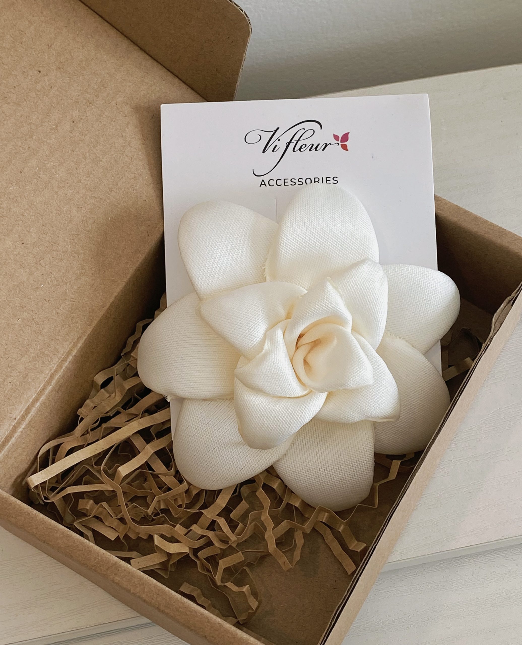 Hoa cài áo thủ công màu trắng be