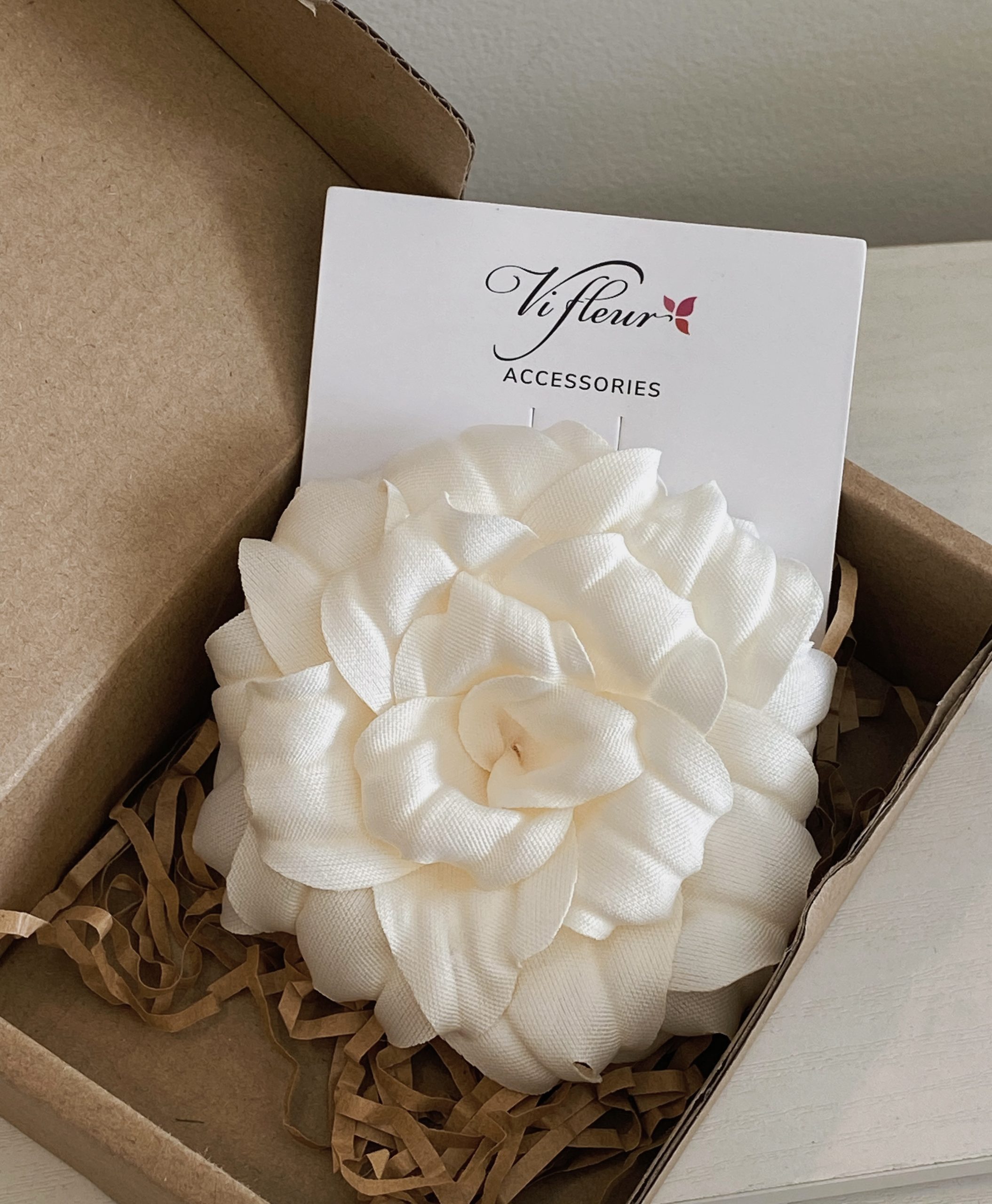 Hoa cài áo thủ công màu trắng be