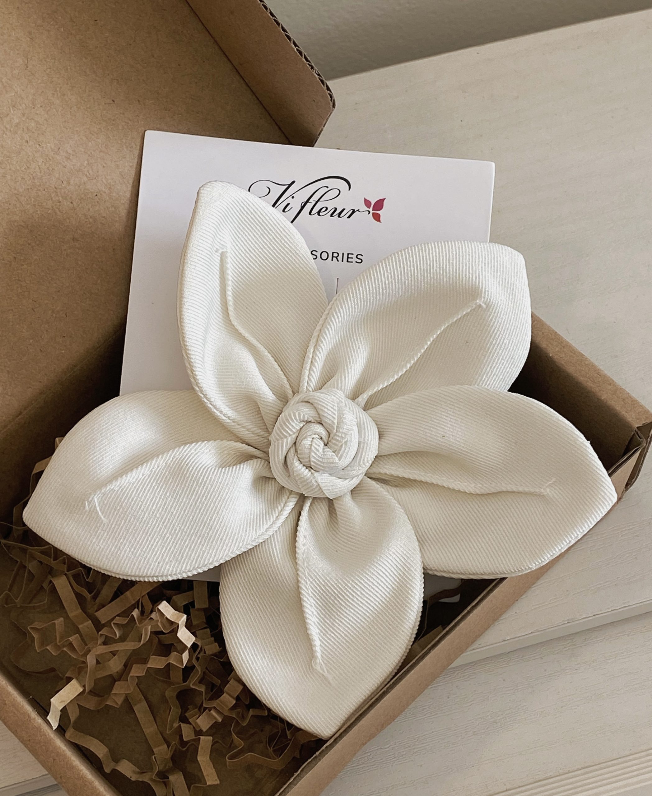 Hoa cài áo thủ công màu trắng be