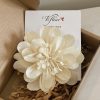 Hoa cài áo thủ công màu trắng be