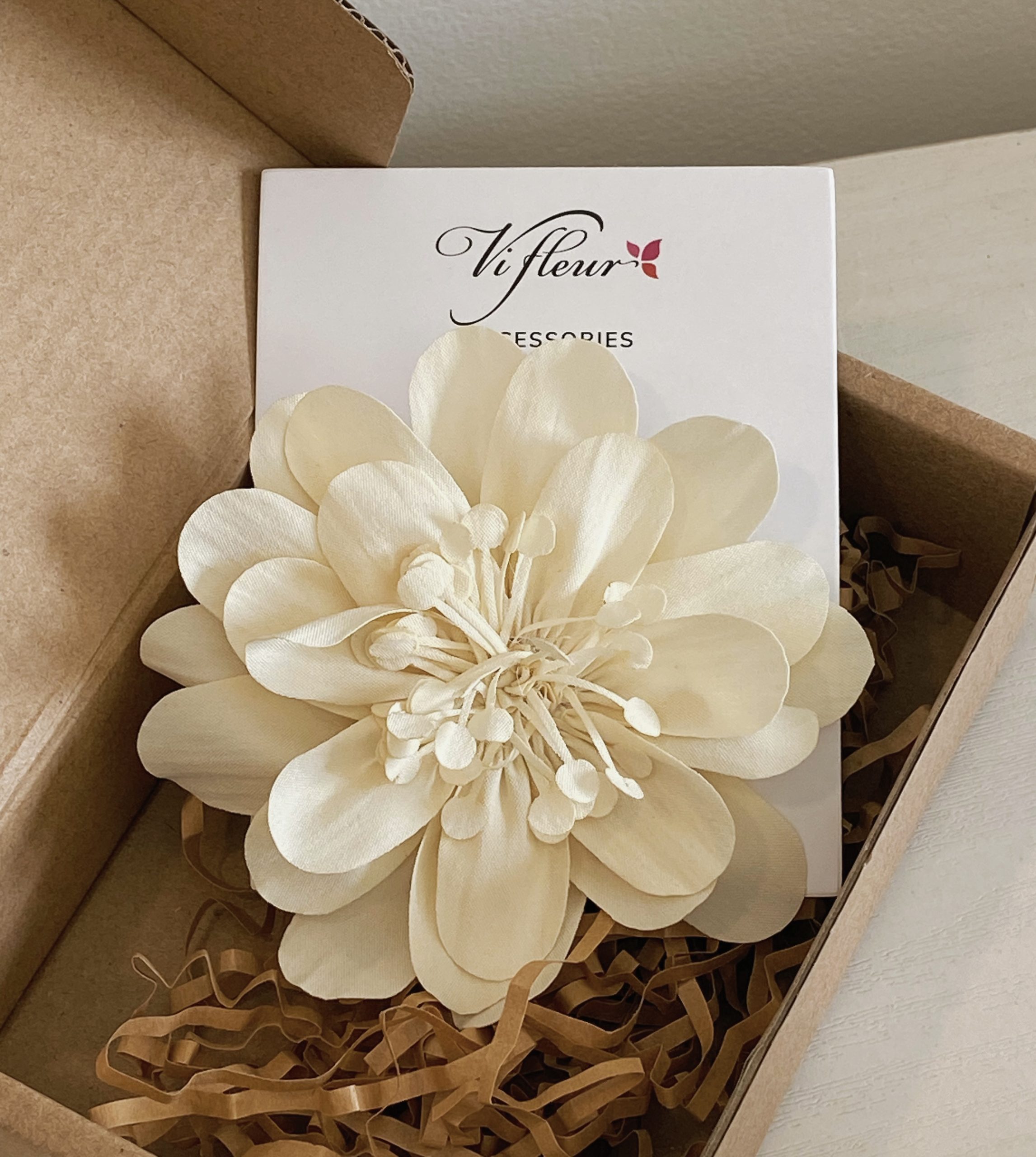 Hoa cài áo thủ công màu trắng be