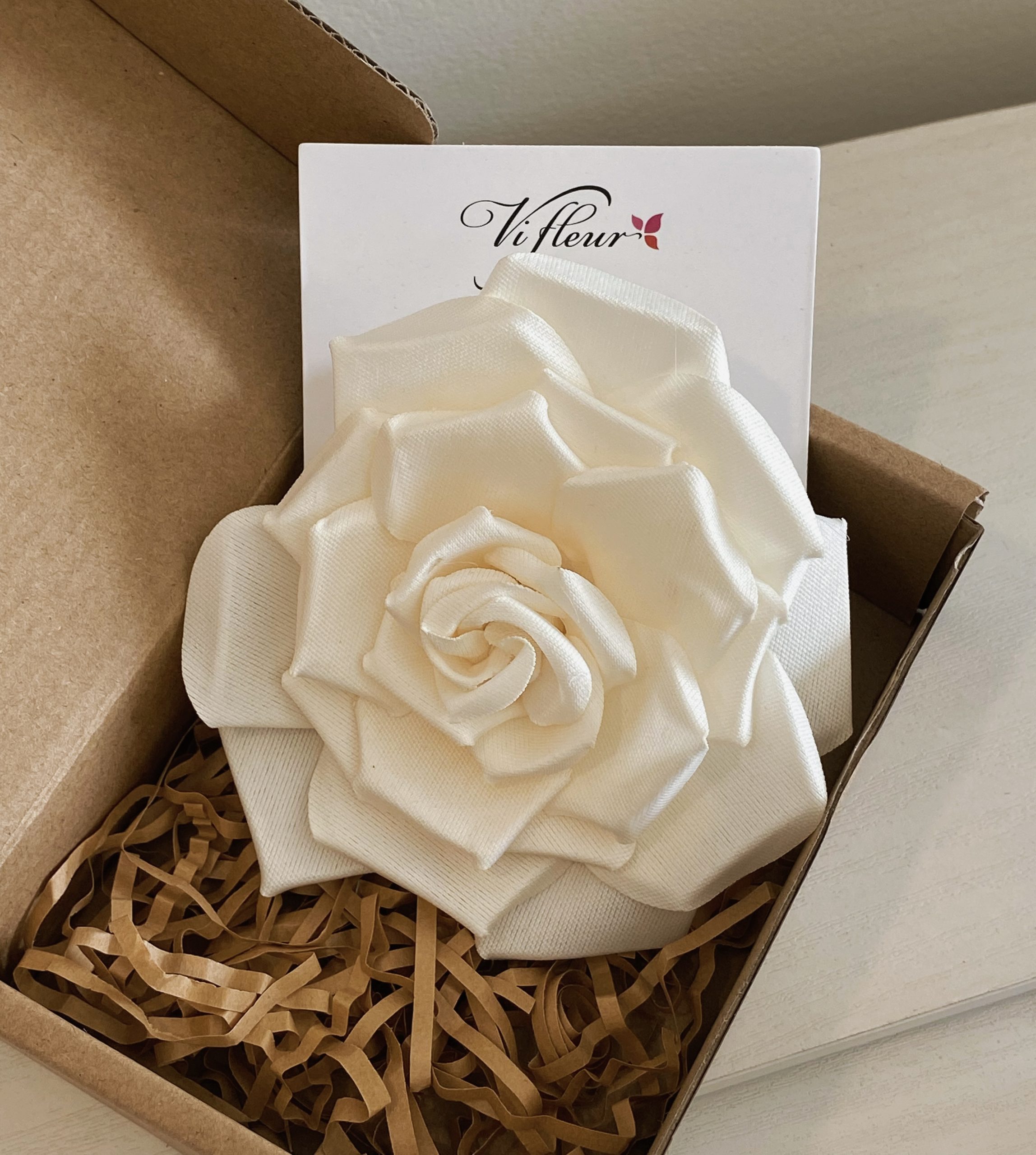 Hoa cài áo thủ công màu trắng be