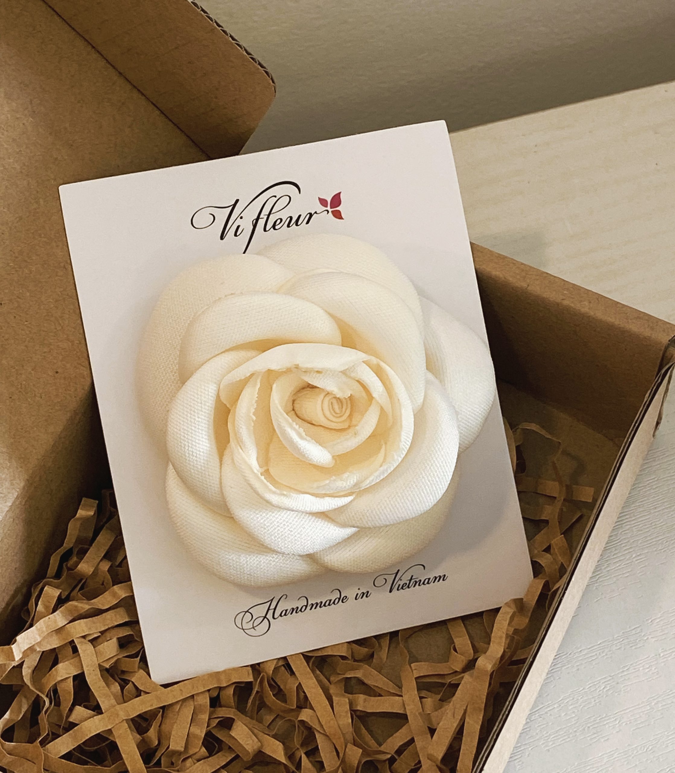 Hoa cài áo thủ công màu trắng be