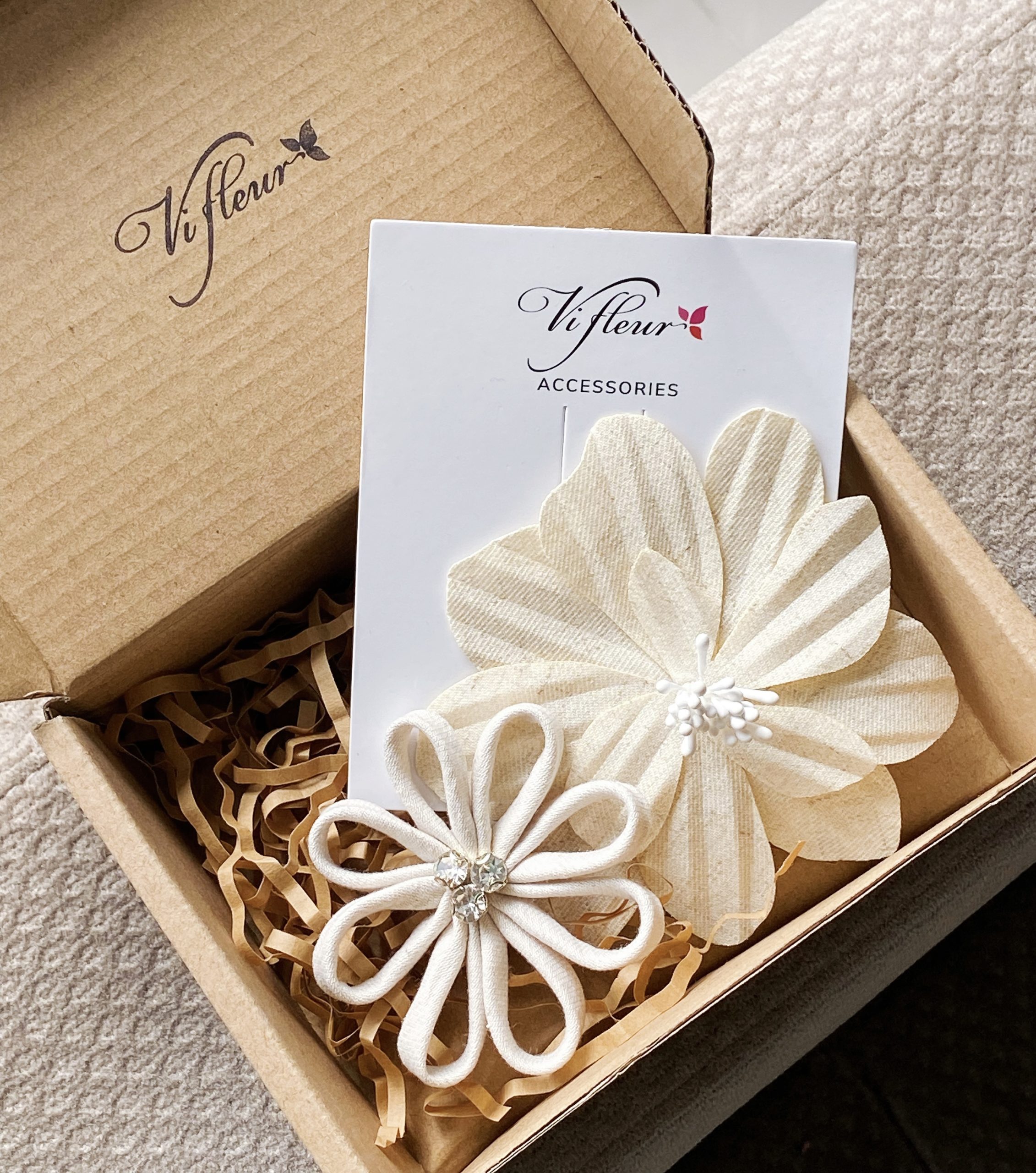 Hoa cài áo thủ công màu trắng be