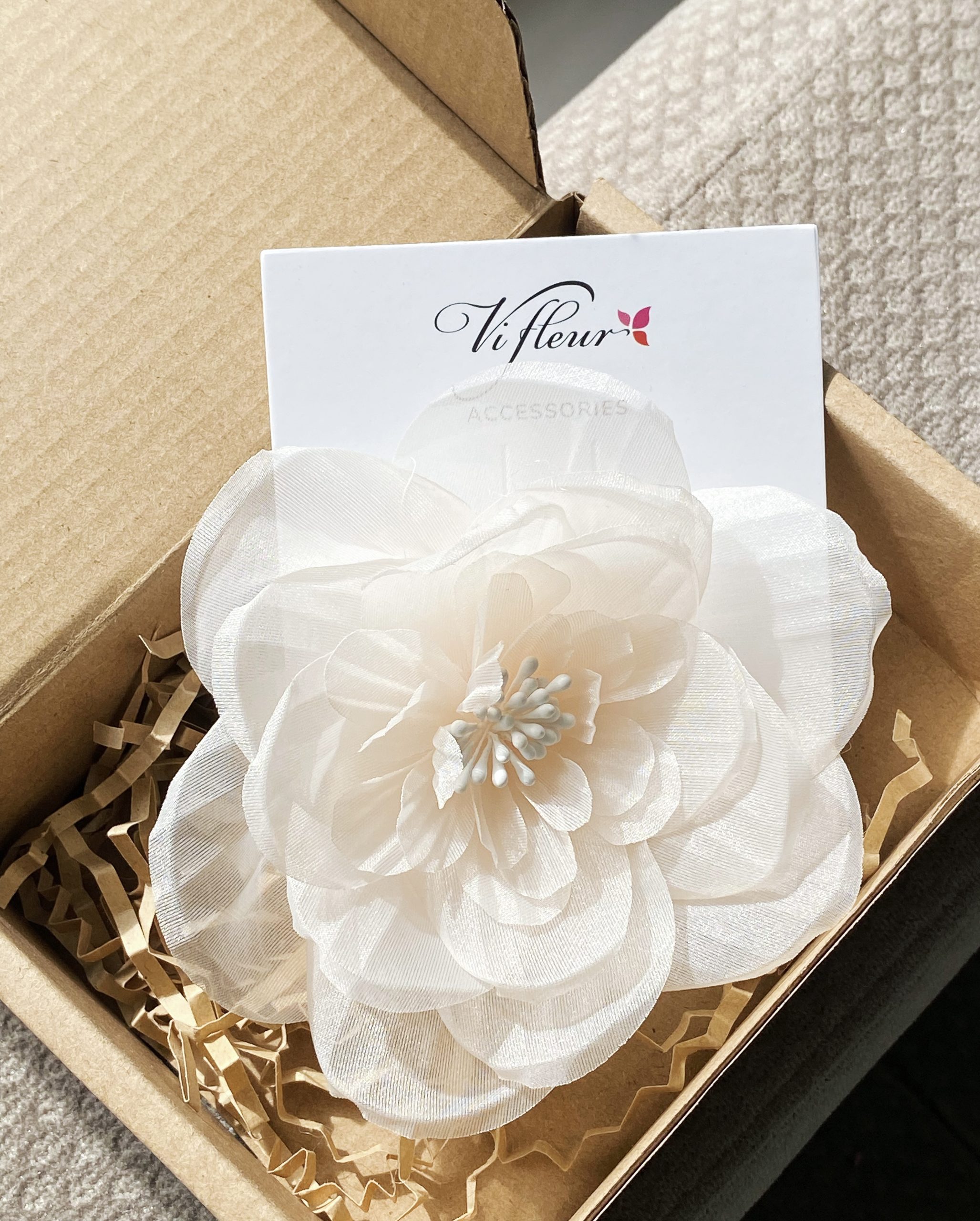 Hoa cài áo thủ công màu trắng be