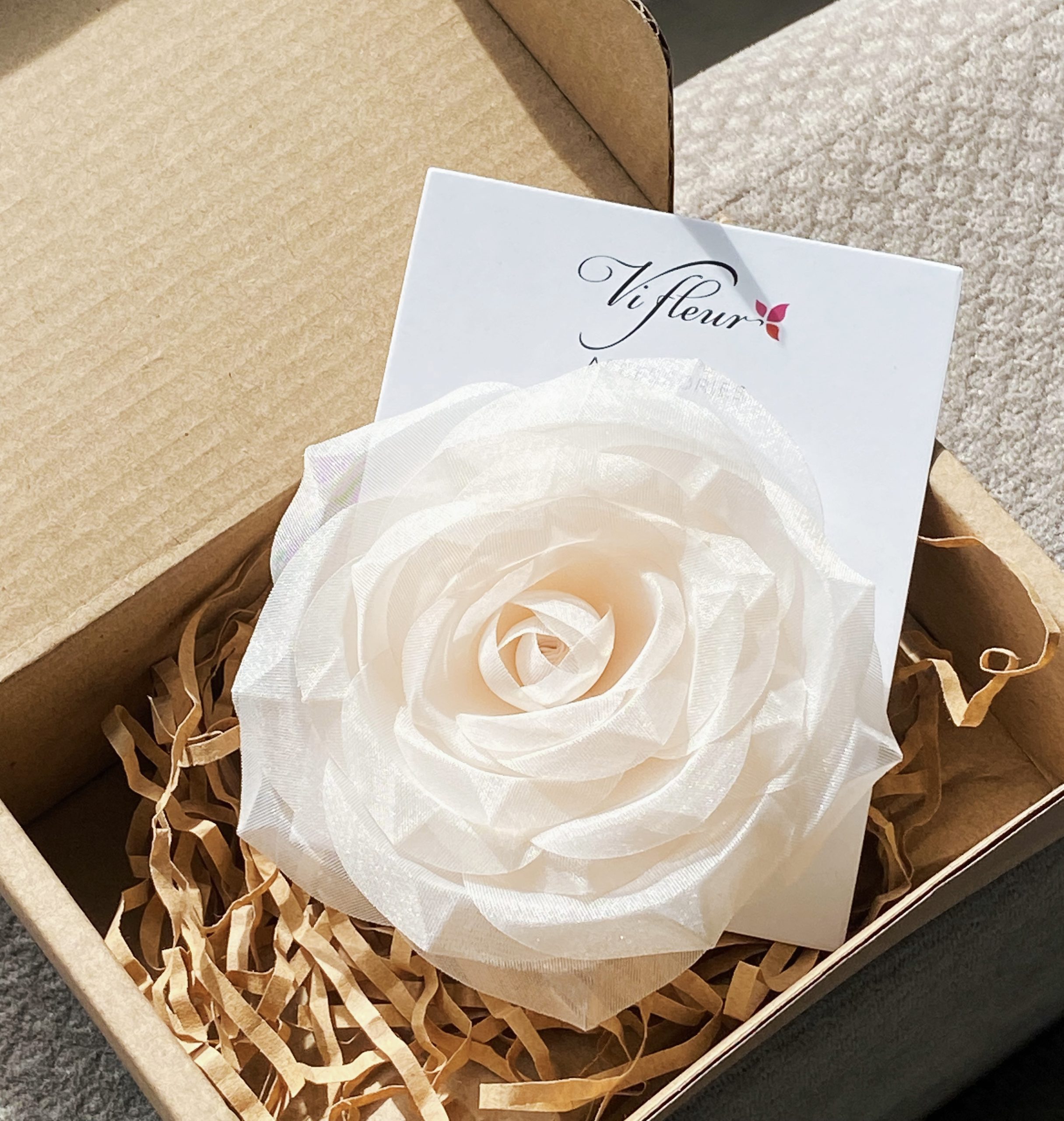 Hoa cài áo thủ công màu trắng be