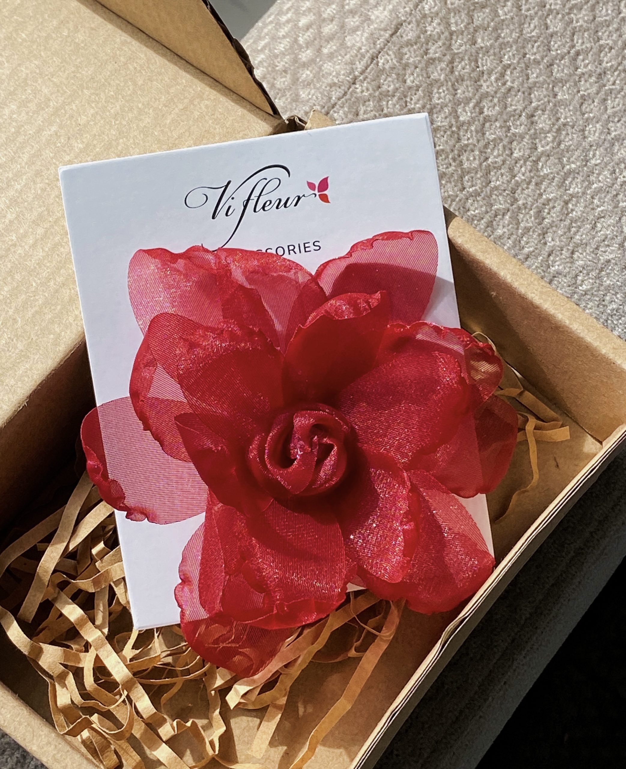 hoa thủ công cài áo - màu đỏ