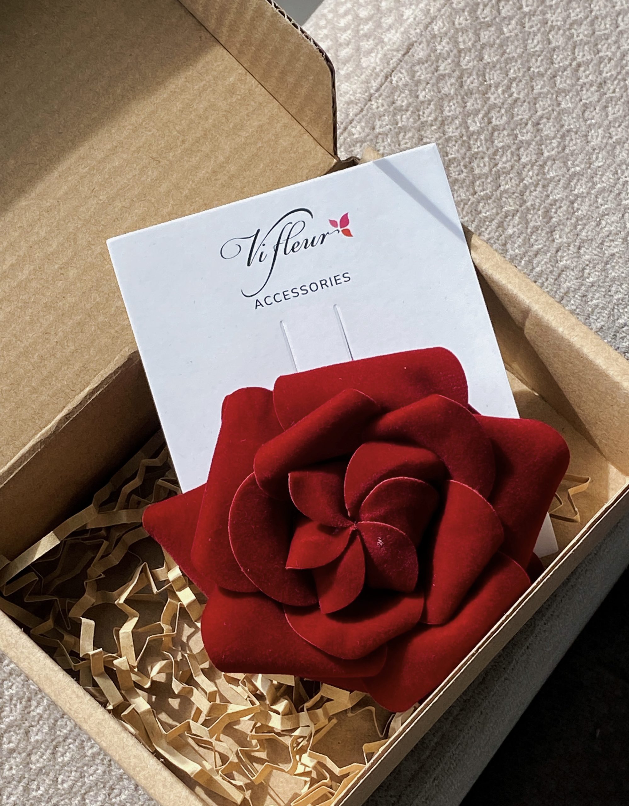 hoa thủ công cài áo - màu đỏ