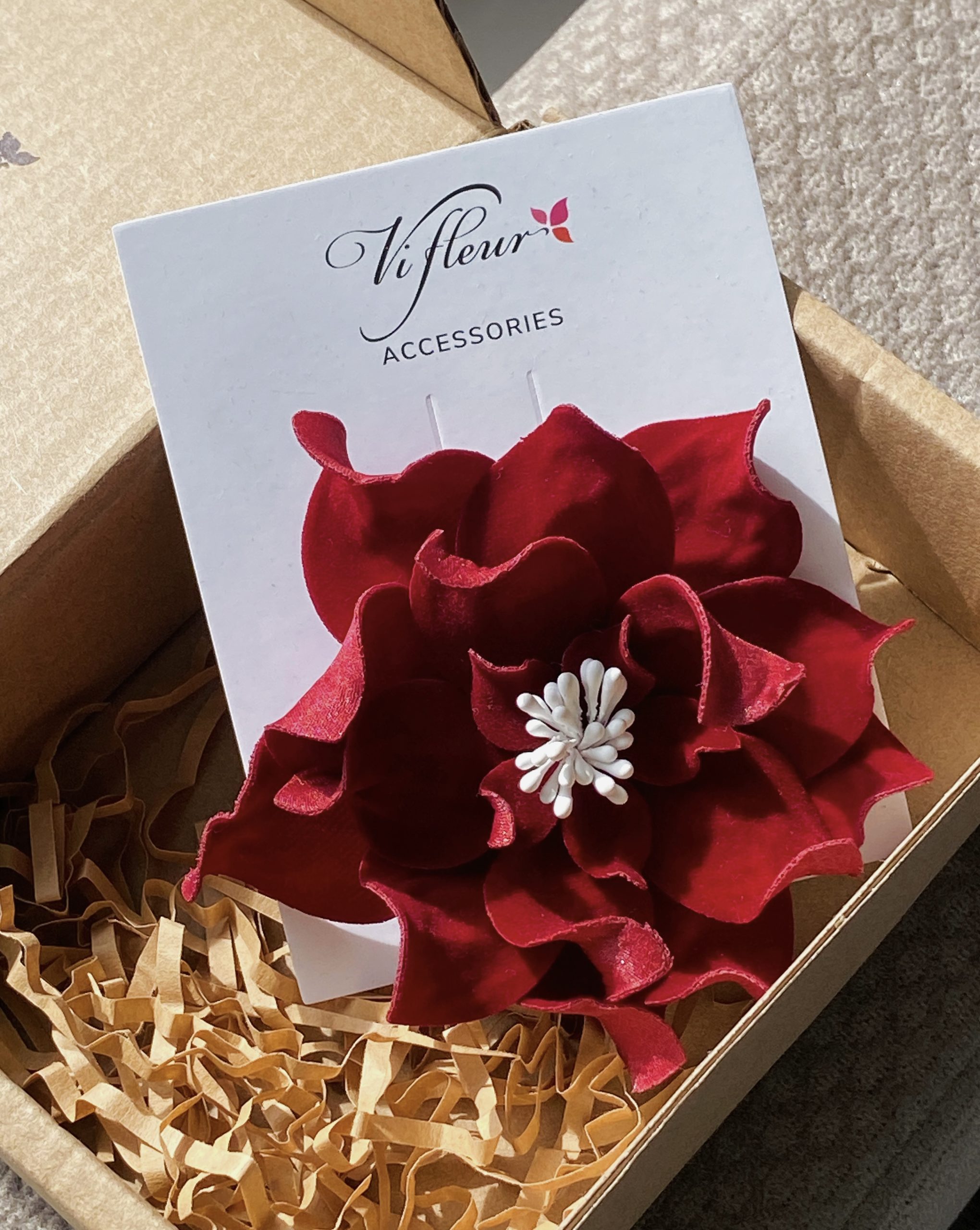 hoa thủ công cài áo - màu đỏ