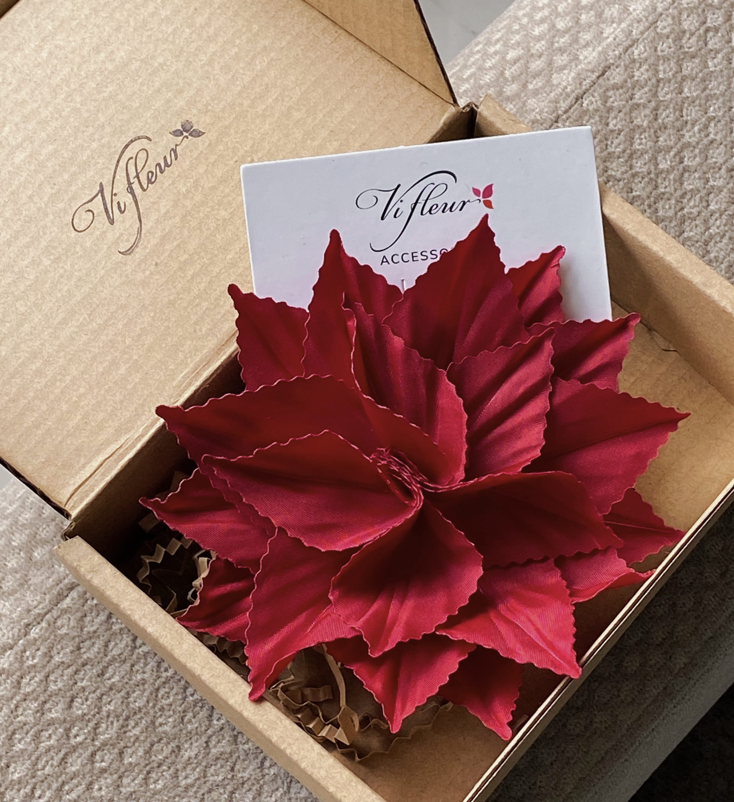 hoa thủ công cài áo - màu đỏ