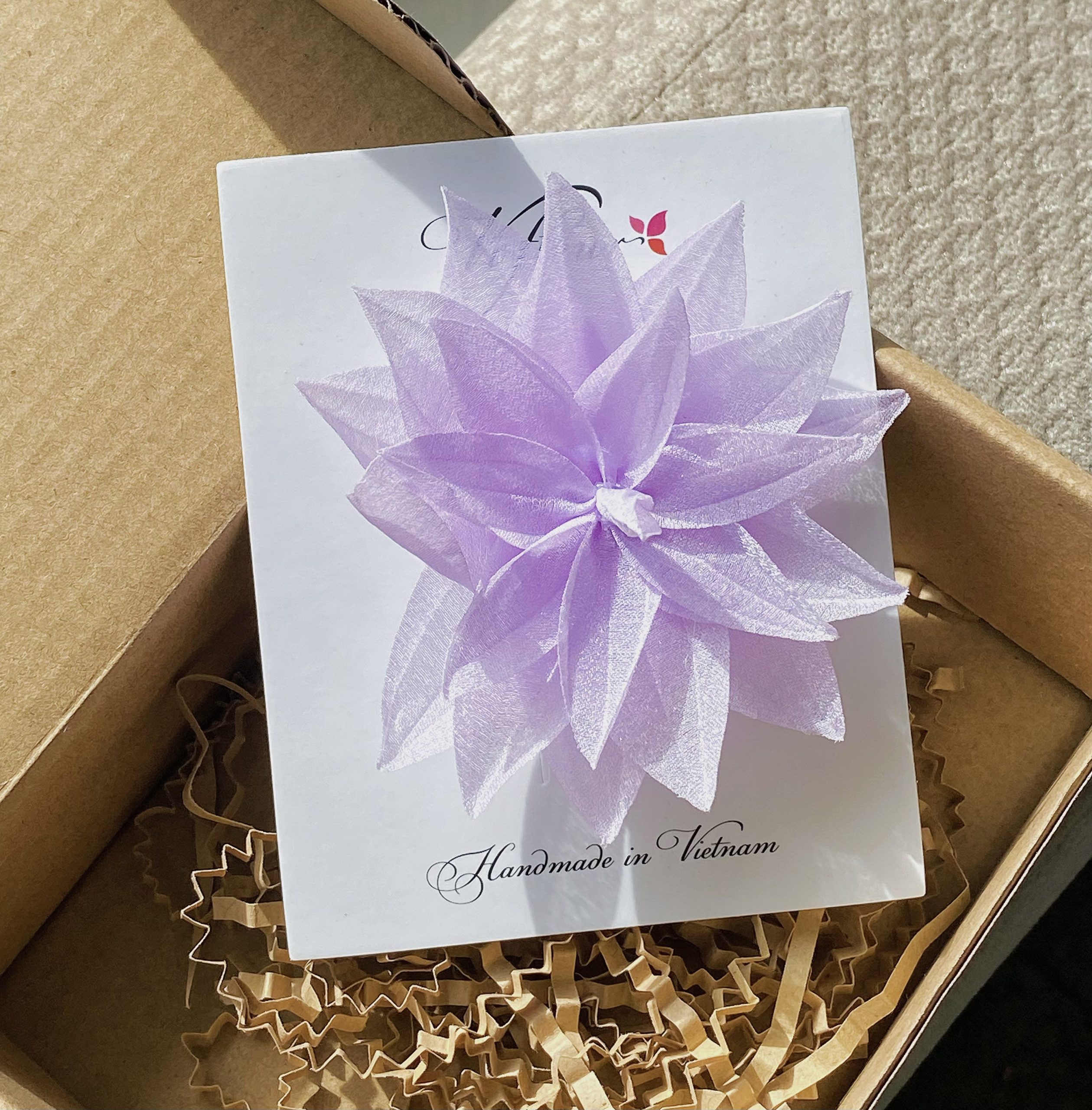 Hoa cài thủ công màu tím